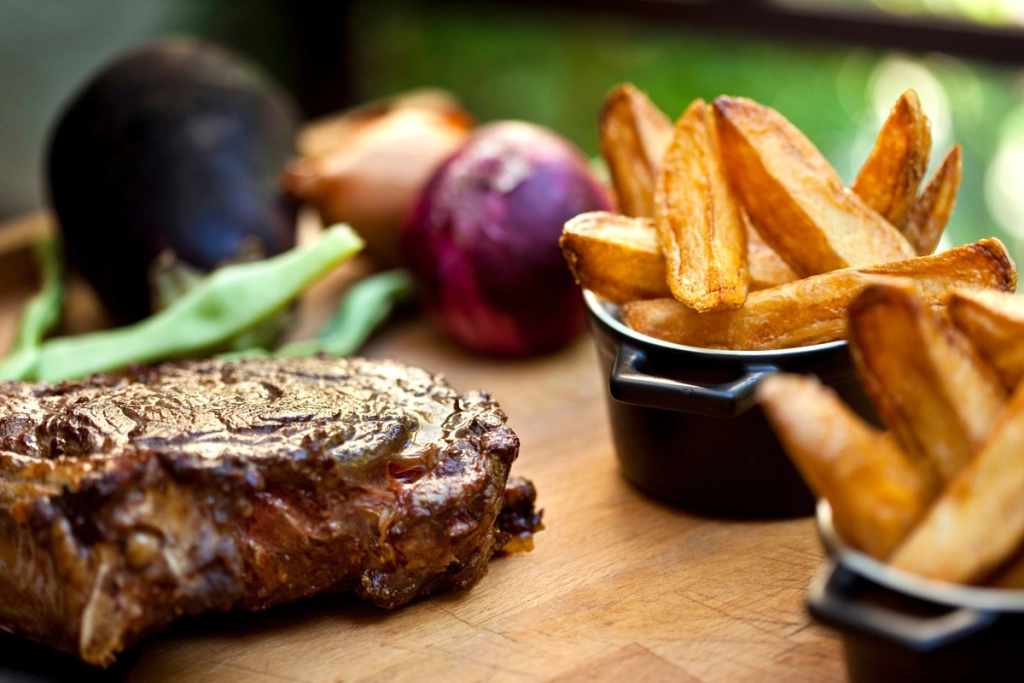 steak de viande de boeuf avec des frites dans un plat de restaurant